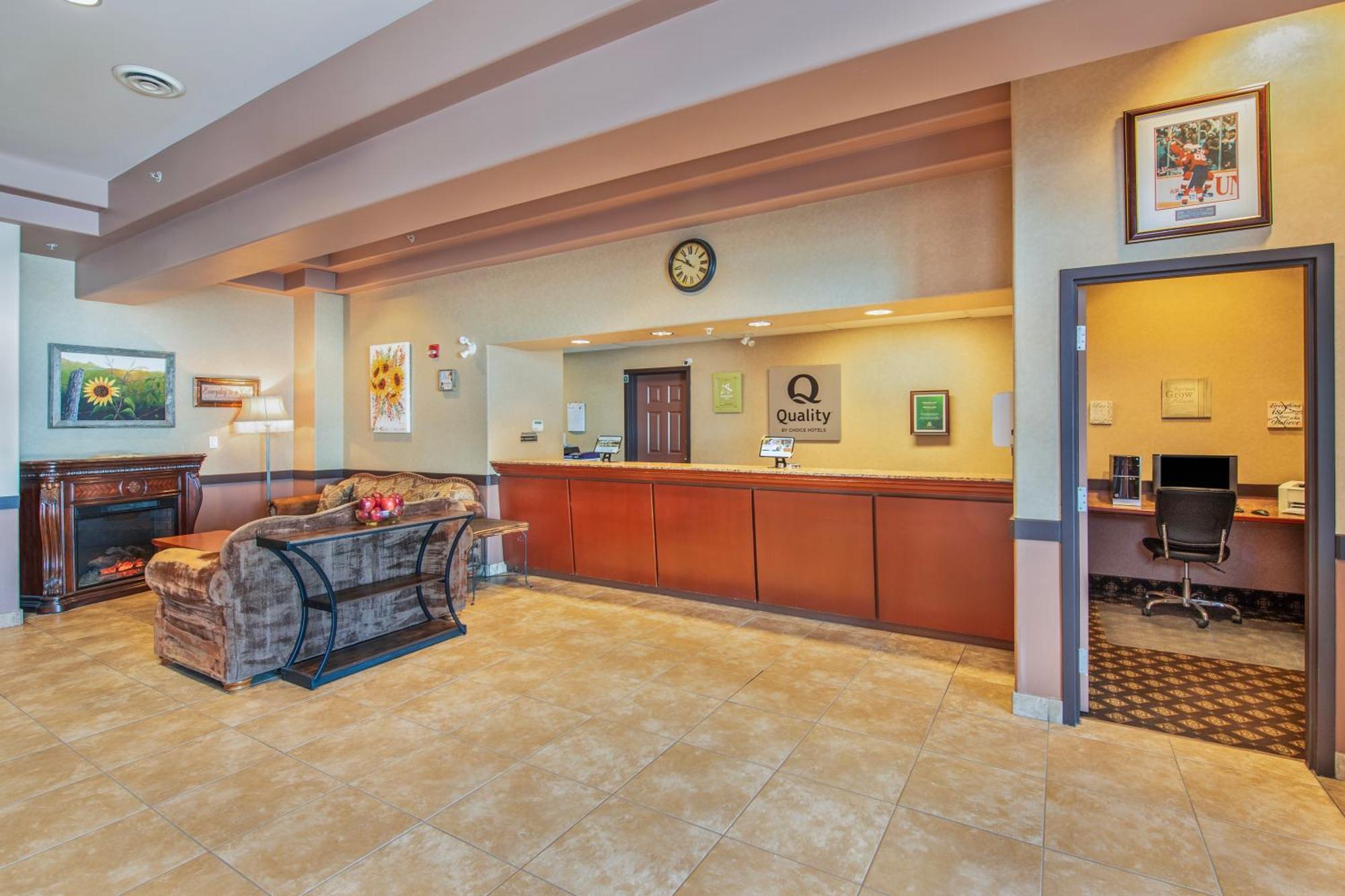 Quality Inn & Suites Lethbridge Exterior photo