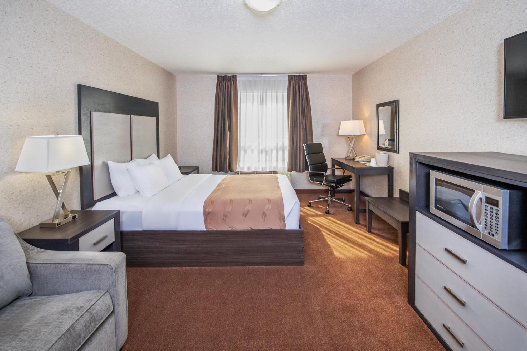 Quality Inn & Suites Lethbridge Exterior photo