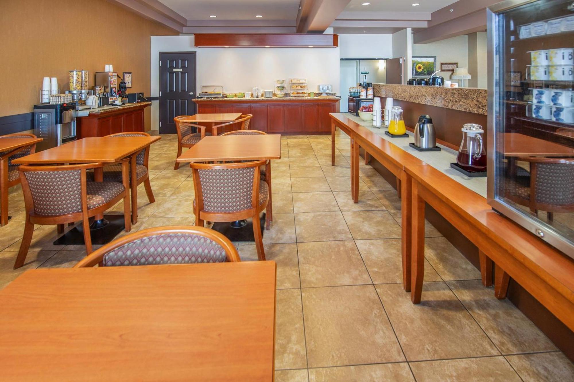 Quality Inn & Suites Lethbridge Exterior photo