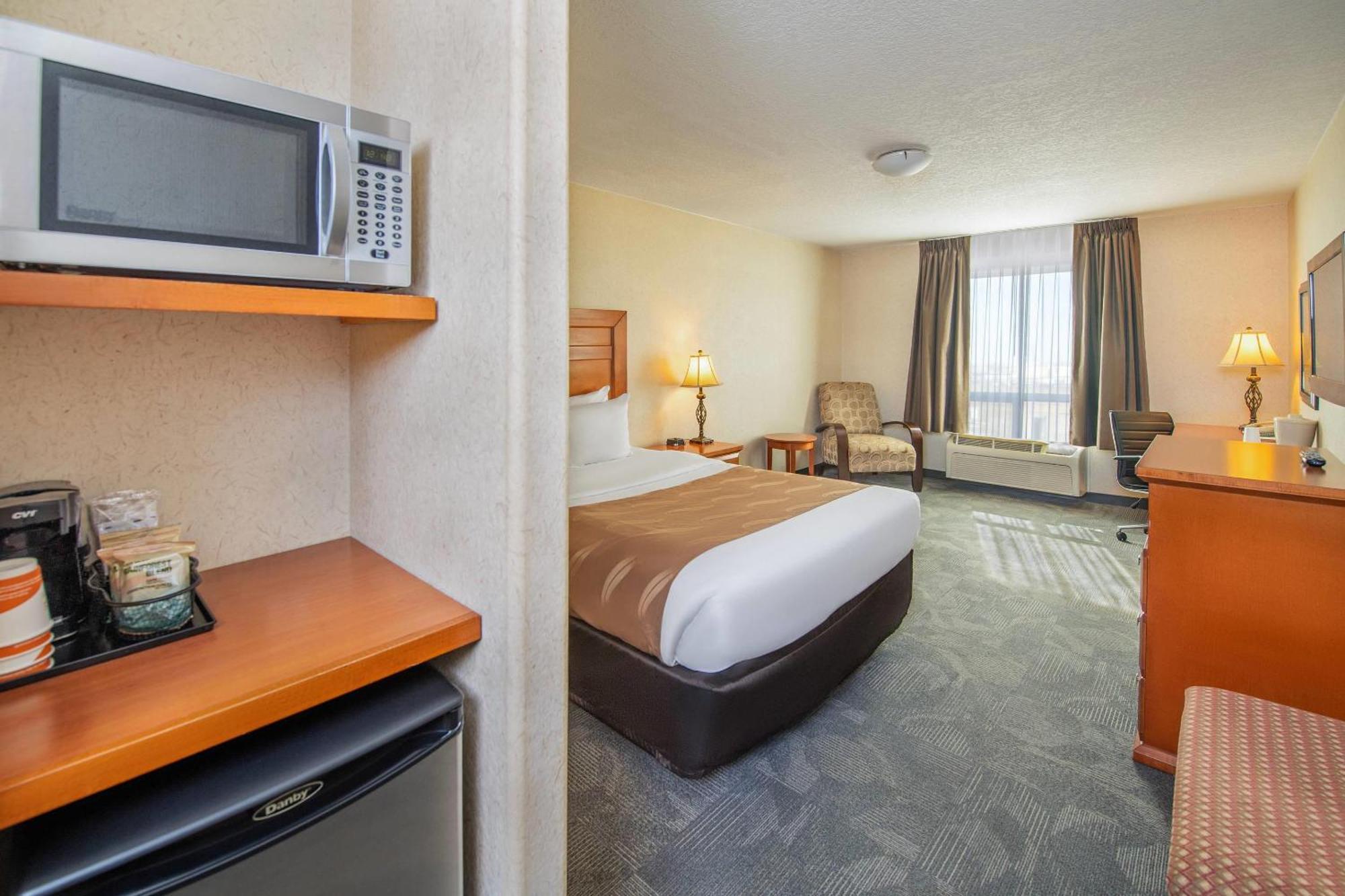 Quality Inn & Suites Lethbridge Exterior photo